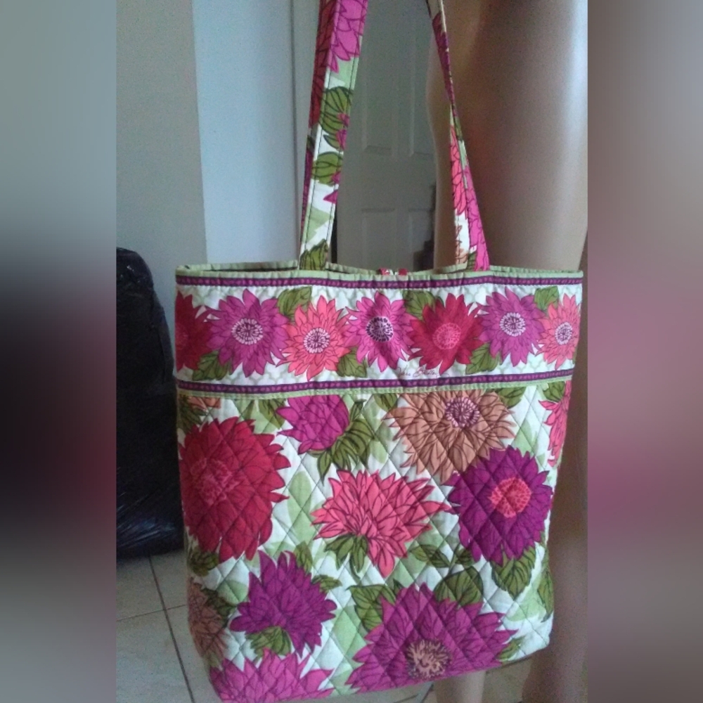 BNWOT SHOULDER/ TOTE BAG VERA BRADLEY BEAUTIFUL QUILT W FLOWERS PINK WHITE GREEN - Picture 4 of 6